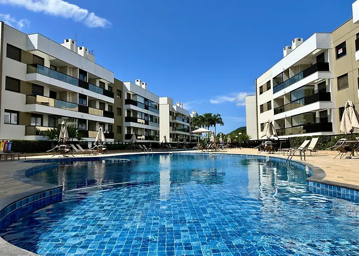 Ap Em Condominio Clube - 120 Metros Do Mar